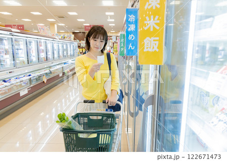 スーパーで買物をする女性 (プロパティリリース取得済み) スーパーで買物をする女性 (プロパティリリース取得済み) 122671473