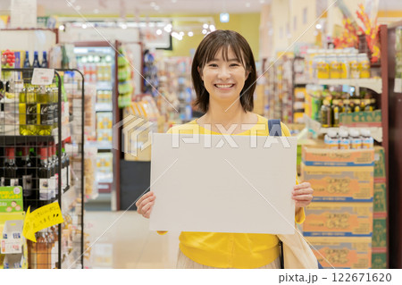 スーパーで買物をする女性(プロパティリリース取得済み) 　　　 122671620