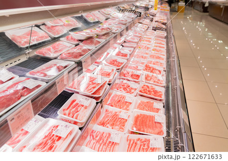 スーパーマーケットに陳列してある肉の棚(プロパティリリース取得済み) スーパーマーケットに陳列してある肉の棚(プロパティリリース取得済み) 122671633