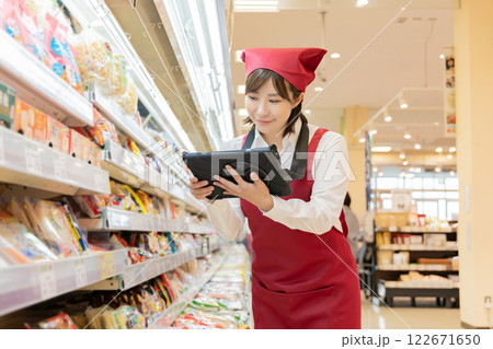スーパーで働く人々(プロパティリリース取得済み) スーパーで働く人々(プロパティリリース取得済み) 122671650