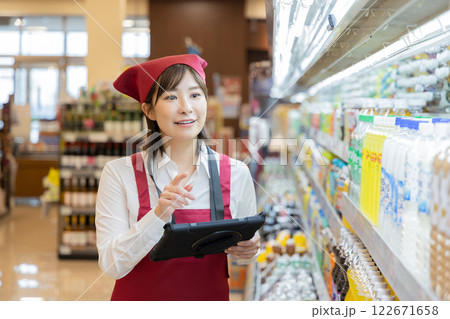 スーパーで働く人々(プロパティリリース取得済み) スーパーで働く人々(プロパティリリース取得済み) 122671658