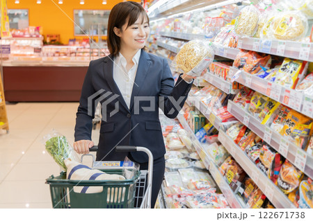 スーパーで買物をする女性(プロパティリリース取得済み) スーパーで買物をする女性(プロパティリリース取得済み) 122671738