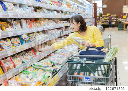 スーパーで買物をする障がい者の女性(プロパティリリース取得済み) 　 122671791