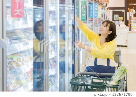 スーパーで買物をする障がい者の女性　陳列の高さに困る　(プロパティリリース取得済み) 　 122671796