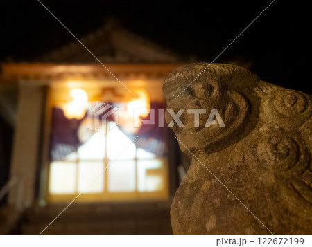 夜の神社とコマイヌ 夜の神社とコマイヌ 122672199