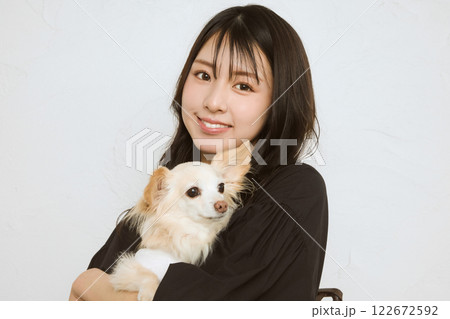 ペットを抱っこする女性 122672592