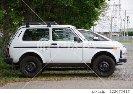 ロシアからの輸入車 ラーダ・ニーヴァのサイドビュー ロシアからの輸入車 ラーダ・ニーヴァのサイドビュー 122673417