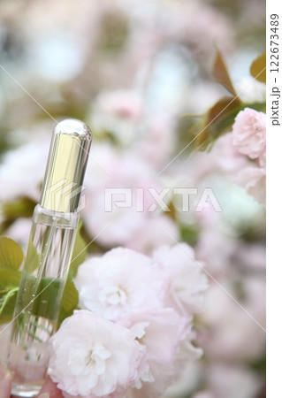 化粧水の瓶と満開の一葉桜 122673489