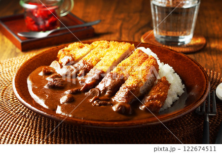 肉厚のとんかつがのったカツカレー 122674511