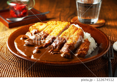 肉厚のとんかつがのったカツカレー 122674512
