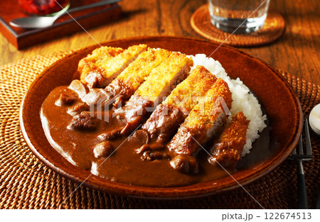 肉厚のとんかつがのったカツカレー 122674513