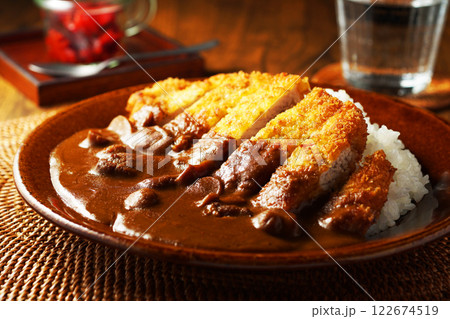 肉厚のとんかつがのったカツカレー 122674519