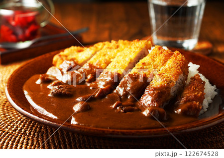 肉厚のとんかつがのったカツカレー 122674528
