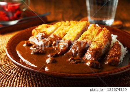 肉厚のとんかつがのったカツカレー 122674529