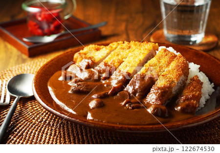 肉厚のとんかつがのったカツカレー 122674530