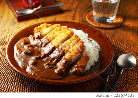 肉厚のとんかつがのったカツカレー 肉厚のとんかつがのったカツカレー 122674535