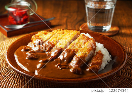 肉厚のとんかつがのったカツカレー 122674544