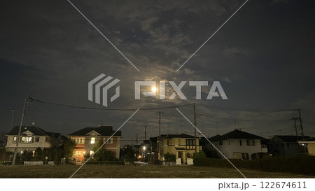 月明かりに照らされる夜中の住宅街 月明かりに照らされる夜中の住宅街 122674611