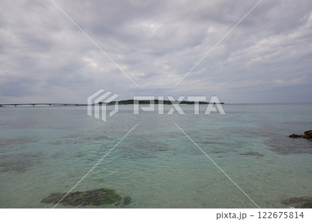 沖縄県 伊平屋島より野甫島を望む 沖縄県 伊平屋島より野甫島を望む 122675814