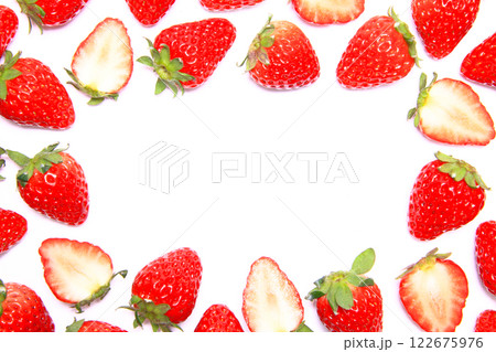 いちご　21　敷き詰められたいちごのフレーム 122675976