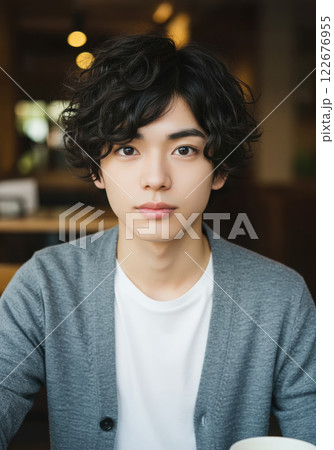 カメラ目線で話す若い男性（AI生成画像） 122676955