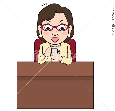 スマホで喜ぶ女性社長 122677228