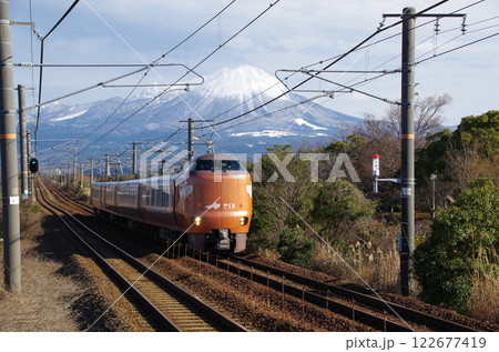 273系特急やくも号が走るJR山陰本線と冠雪の大山 122677419