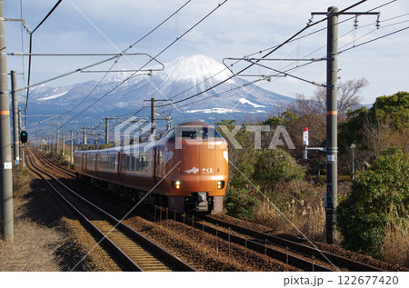 273系特急やくも号が走るJR山陰本線と冠雪の大山 122677420