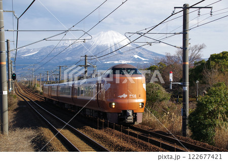 273系特急やくも号が走るJR山陰本線と冠雪の大山 273系特急やくも号が走るJR山陰本線と冠雪の大山 122677421
