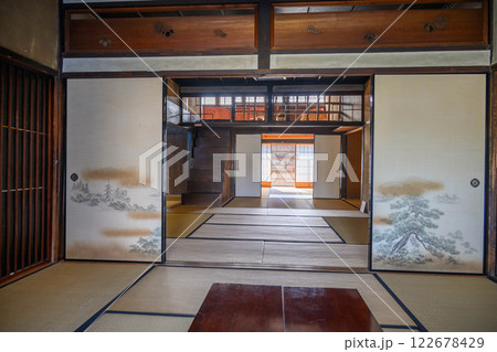 日本の伝統的な町家建築が今に残る。鳥取県倉吉市で撮影 日本の伝統的な町家建築が今に残る。鳥取県倉吉市で撮影 122678429