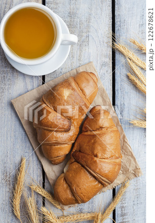 Close-up of croissants on a dark background. Fresh and delicious French pastries, bakery concept, close-up image. tea . Close-up of croissants on a dark background. Fresh and delicious French pastries, bakery concept, close-up image. tea . 122678621