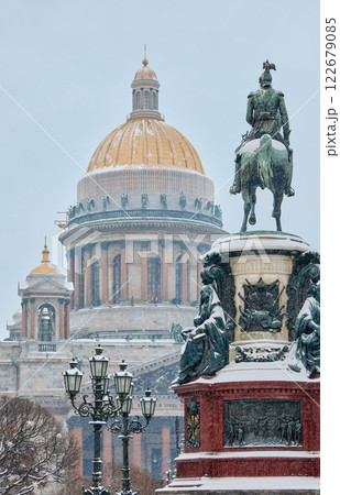 a snow-covered New Year's city decorated for the celebration of the new year, the golden dome of St. Isaac's Cathedral, walking tourists 122679085