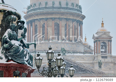 a snow-covered New Year's city decorated for the celebration of the new year, the golden dome of St. Isaac's Cathedral, walking tourists a snow-covered New Year's city decorated for the celebration of the new year, the golden dome of St. Isaac's Cathedral, walking tourists 122679089