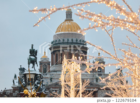 a snow-covered New Year's city decorated for the celebration of the new year, the golden dome of St. Isaac's Cathedral, walking tourists a snow-covered New Year's city decorated for the celebration of the new year, the golden dome of St. Isaac's Cathedral, walking tourists 122679104