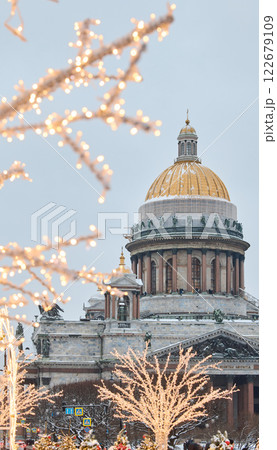 a snow-covered New Year's city decorated for the celebration of the new year, the golden dome of St. Isaac's Cathedral, walking tourists a snow-covered New Year's city decorated for the celebration of the new year, the golden dome of St. Isaac's Cathedral, walking tourists 122679109