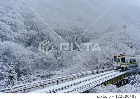 冬の会津鉄道会津線　湯野上温泉駅 122680488