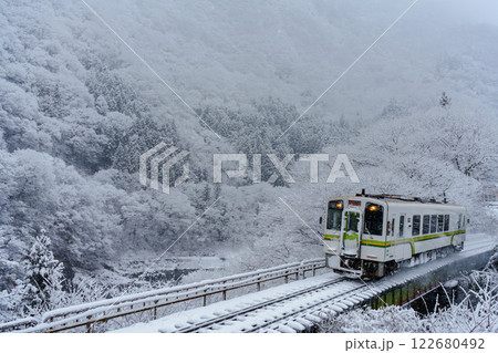 冬の会津鉄道会津線　湯野上温泉駅 122680492