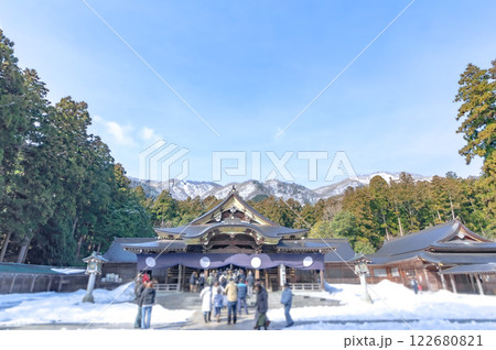 雪の積もった朝の彌彦神社 御本殿・拝殿 (節分の日) 雪の積もった朝の彌彦神社 御本殿・拝殿 (節分の日) 122680821