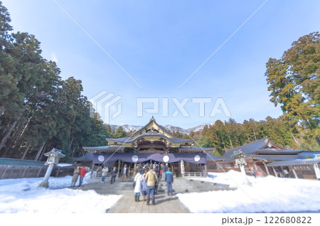 雪の積もった朝の彌彦神社　御本殿・拝殿 (節分の日) 122680822