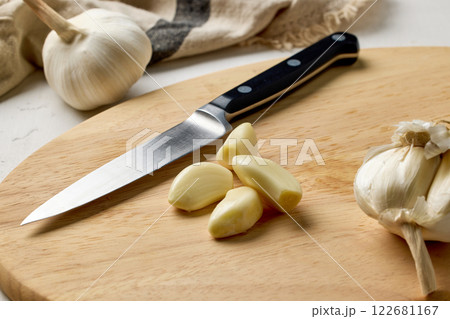 fresh raw garlic on kitchen table fresh raw garlic on kitchen table 122681167