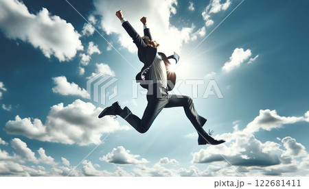 男性ビジネスマンがガッツポーズしながらジャンプしている 122681411
