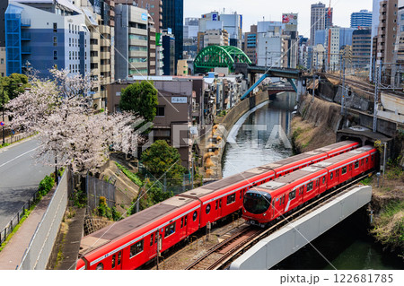 東京　千代田区　聖橋から見た東京メトロ丸ノ内線と桜 122681785