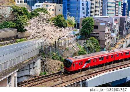 東京 千代田区 聖橋から見た東京メトロ丸ノ内線と桜 東京 千代田区 聖橋から見た東京メトロ丸ノ内線と桜 122681787