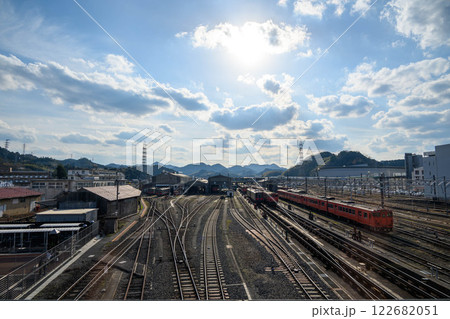山陰地方の商業と交通の要である米子市のjr米子駅 122682051