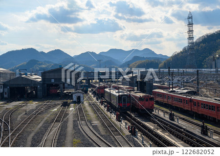 山陰地方の商業と交通の要である米子市のjr米子駅 122682052