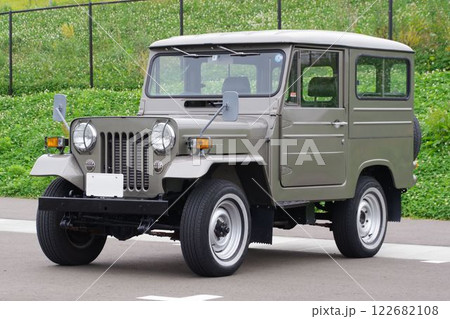 自動車イメージ　きれいな状態の三菱ジープ 122682108
