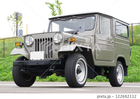 自動車イメージ　三菱ジープ　ローアングル 122682112