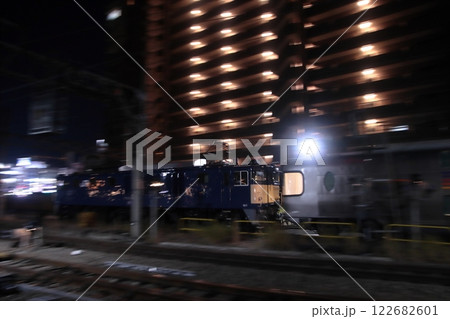 夜の甲府駅に到着するEF64-1030号機牽引の甲府行カシオペア紀行_2024/12/21撮影 夜の甲府駅に到着するEF64-1030号機牽引の甲府行カシオペア紀行_2024/12/21撮影 122682601