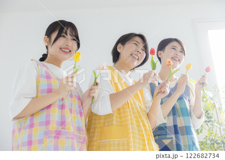 笑顔の保育士たち 122682734