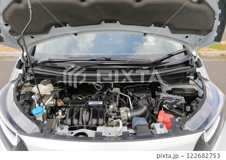 ボンネットを開けた乗用車(ハイブリッドエンジン車) ボンネットを開けた乗用車(ハイブリッドエンジン車) 122682753